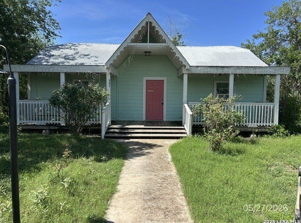 501 E DANIEL ST, Uvalde, TX 78801