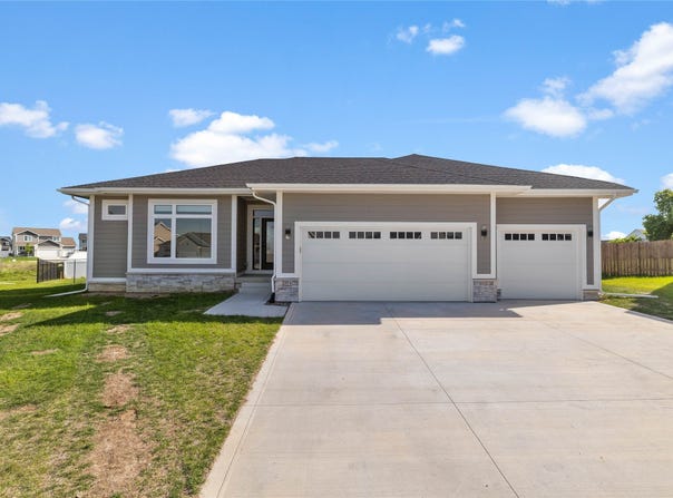 204 11th Court NW, Bondurant, IA 50035