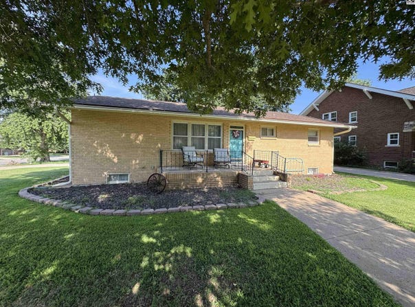 502 S Pine St, Pratt, KS 67124