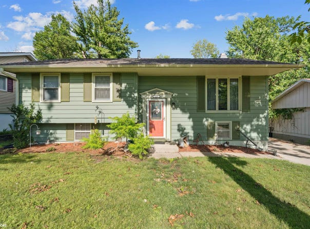1001 Pawnee Drive NW, Cedar Rapids, IA 52405