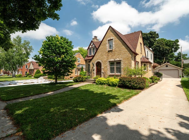 2630 N 91st St, Wauwatosa, WI 53226