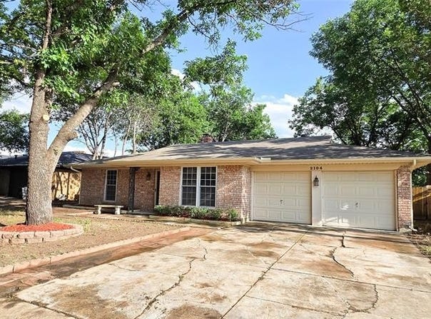 2104 Guinevere Street, Arlington, TX 76014
