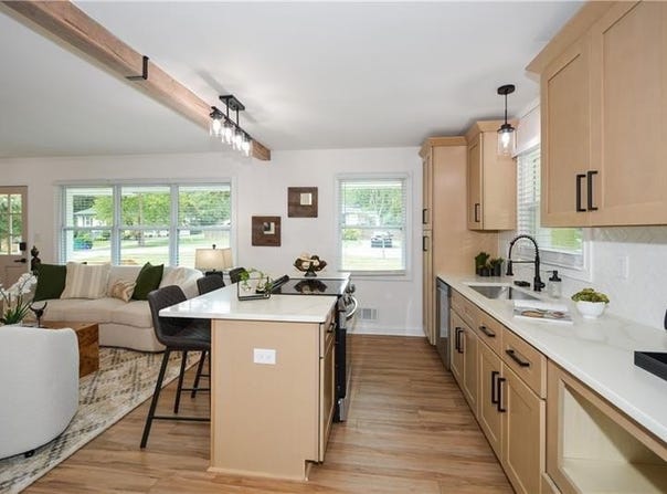 1048 Pinehurst Drive SE, Smyrna, GA 30080