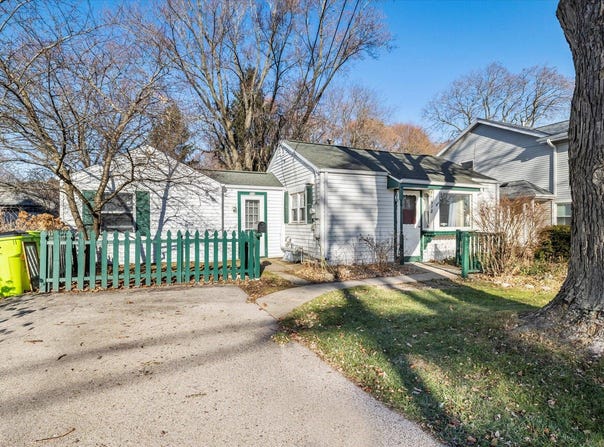 918 Lisbon Ave, Hartland, WI 53029