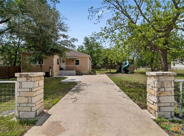 810 Lamar Street, Luling, TX 78648