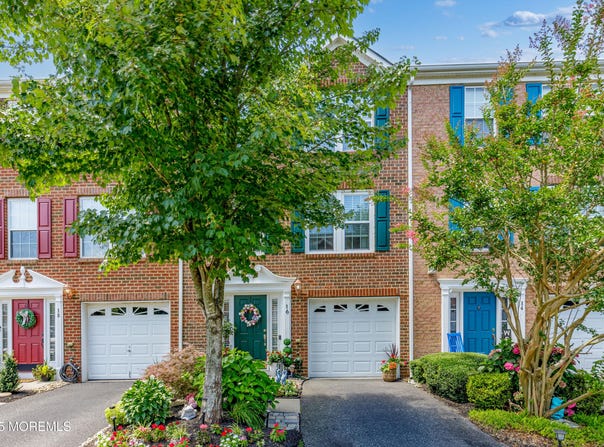 16 New Castle Street, Farmingdale, NJ 07727
