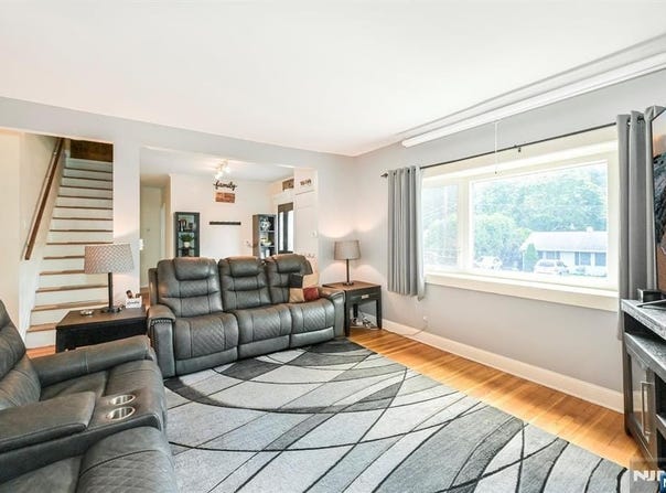 11 Mohawk Avenue, Oakland, NJ 07436