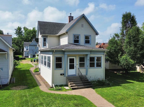 633 4TH Avenue South, Clinton, IA 52732