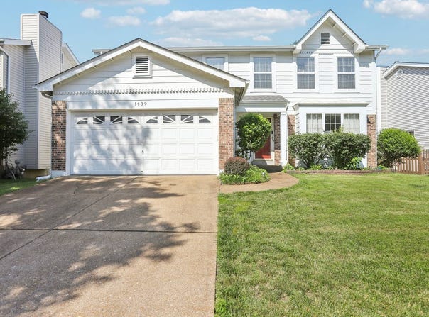 1439 Greenfield Crossing Ct, Ballwin, MO 63021