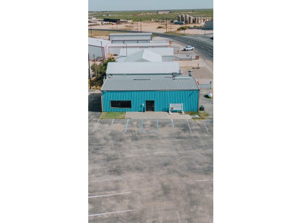 1613 W Broadway St, Andrews, TX 79714