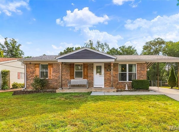 910 Oak Trail Court, Fenton, MO 63026