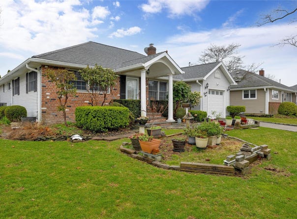21 Oxford Road, Massapequa, NY 11758