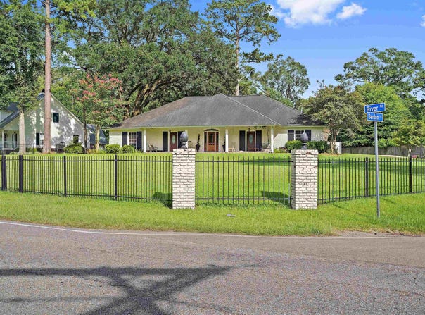 930 Benton Ln, Denham Springs, LA 70726