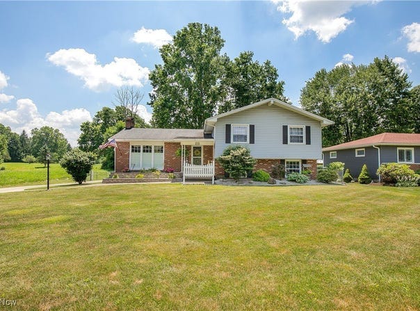 850 ROBINSON AVENUE, BARBERTON, OH 44203