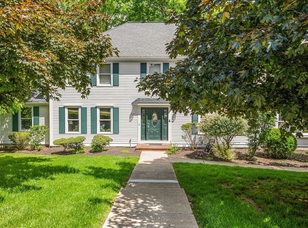 4 Skyview Dr, Walpole, MA 02081