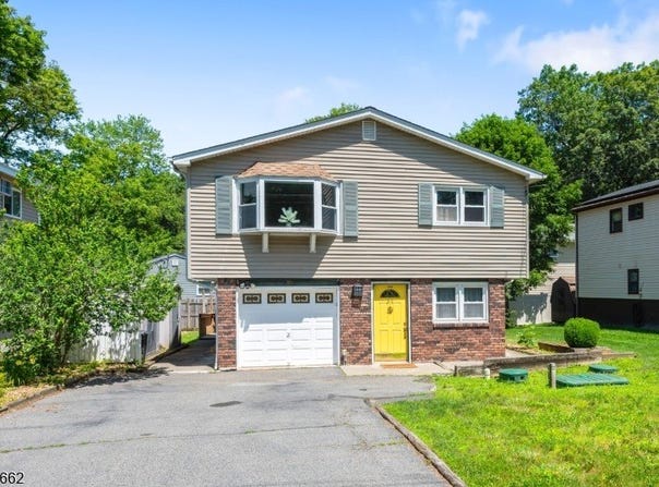 30 Acorn St, Byram Twp., NJ 07874-3422