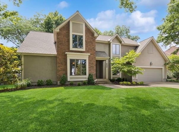 8900 Linden Drive, Prairie Village, KS 66207