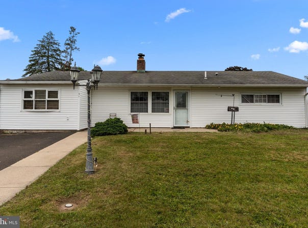 31 EASTER LANE, LEVITTOWN, PA 19054