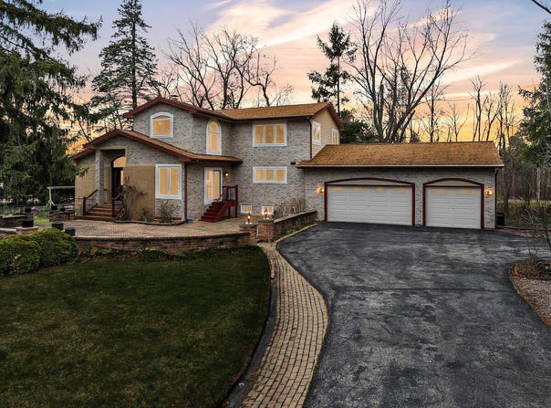 8408 N Lake Dr, Fox Point, WI 53217