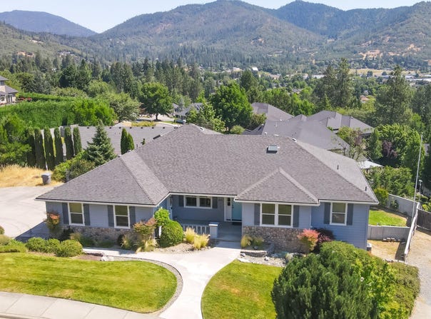 923 NW Valley View Drive, Grants Pass, OR 97526