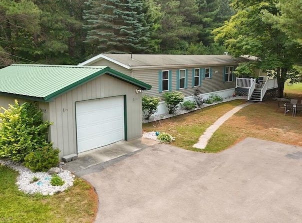 3605 W Burdickville Road, Maple City, MI 49664
