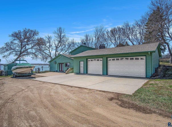 6111 Dakota Ave, Madison, SD 57042