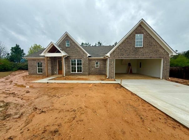 2827 S Villa Dr, Tupelo, MS 38804