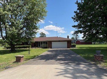 1622 Sunset Dr., Carmi, IL 62821