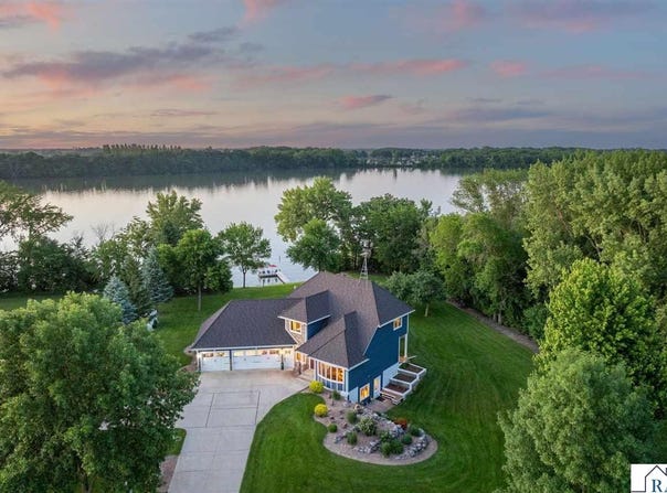16 Lake Shore Drive, Sherburn, MN 56171