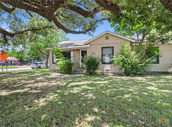 1902 E Red River Street, Victoria, TX 77901