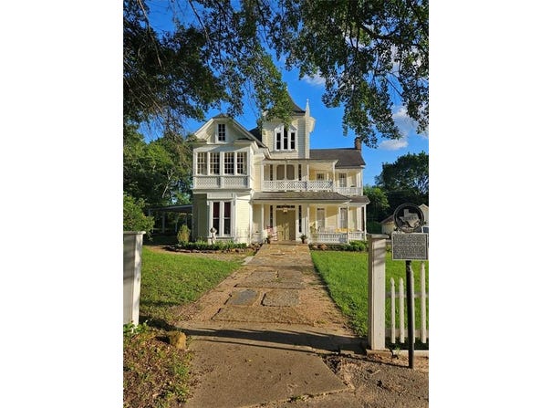 301 W Larissa Street, Jacksonville, TX 75766