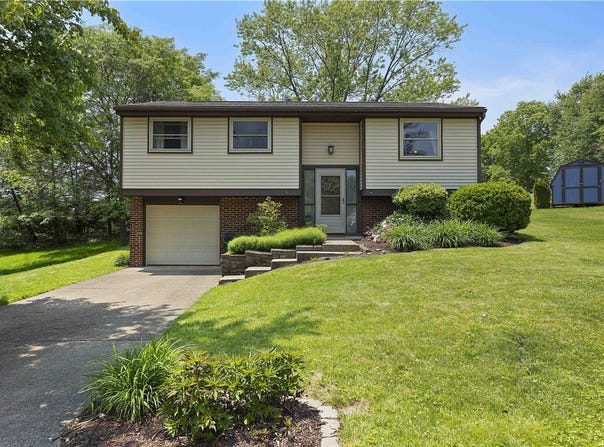 119 Summit Ridge Dr, Bridgeville, PA 15017