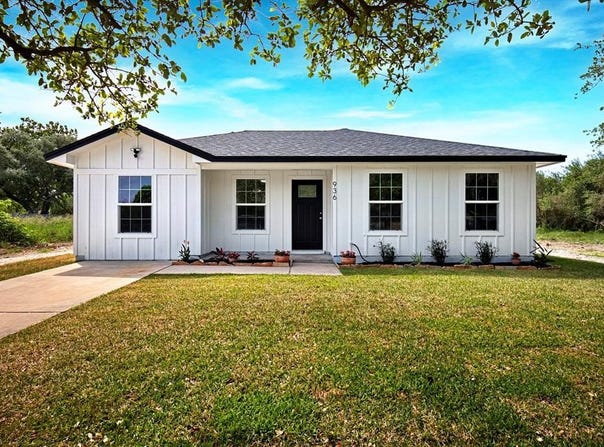 936 S 10th St, Aransas Pass, TX 78336