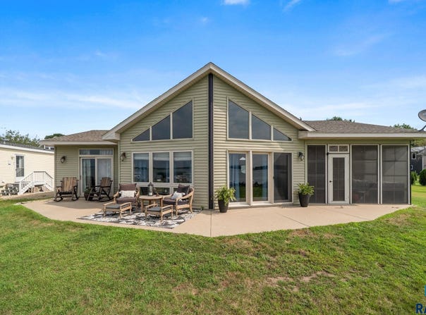 188 N Lake Dr, Castlewood, SD 57223