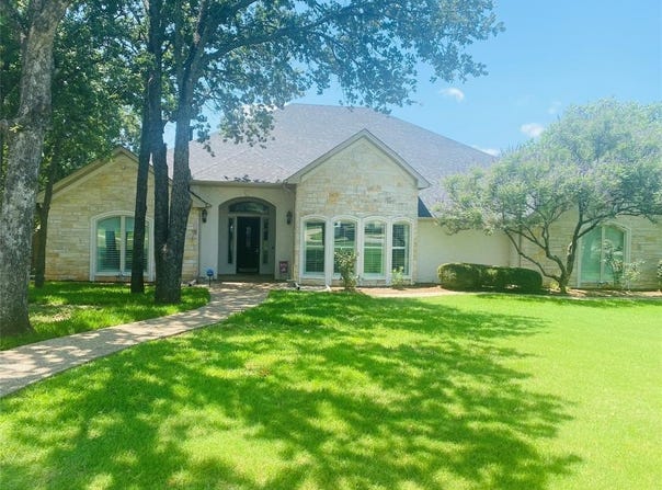 3241 Golden Oaks Circle, Granbury, TX 76049