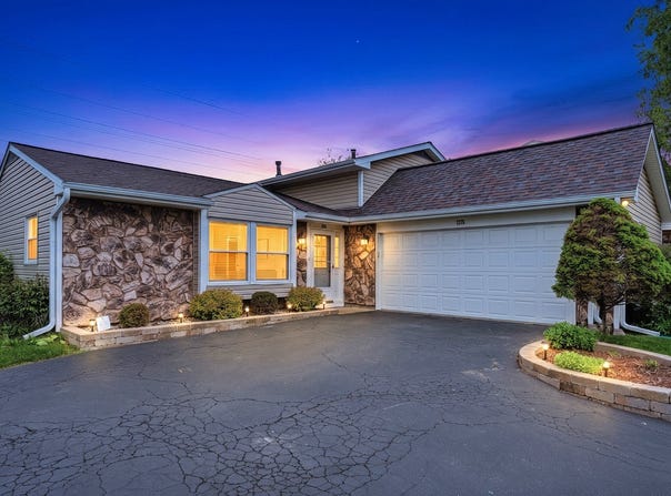 1375 Borden Drive, Elgin, IL 60120