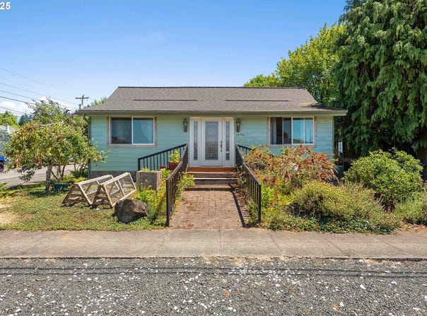 1096 N ELLIOTT ST, Coquille, OR 97423