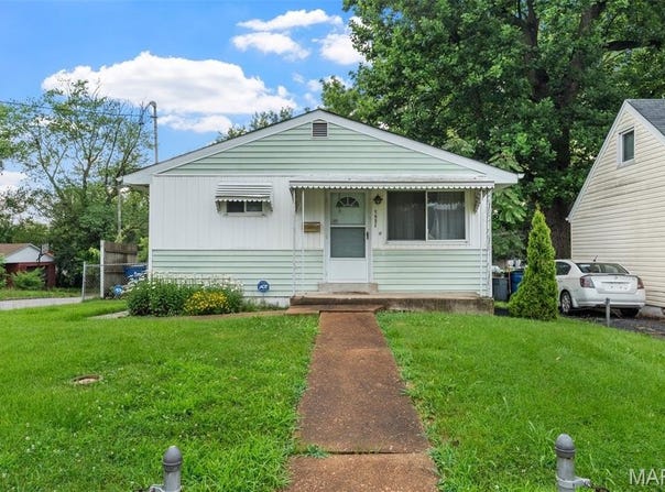 3301 Suncrest Avenue, Breckenridge Hills, MO 63114