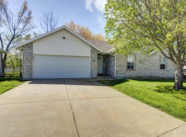 201 S Poplar Court, Nixa, MO 65714