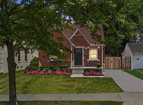 1450 Hampton Road, Grosse Pointe Woods, MI 48236