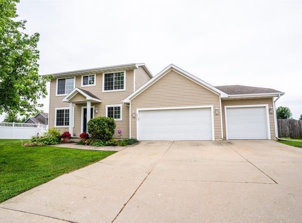 600 Evergreen Circle NW, Bondurant, IA 50035
