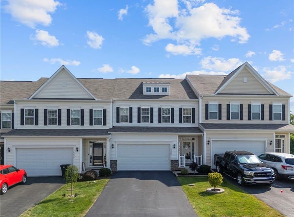 2220 Shawnee Dr, South Strabane, PA 15301