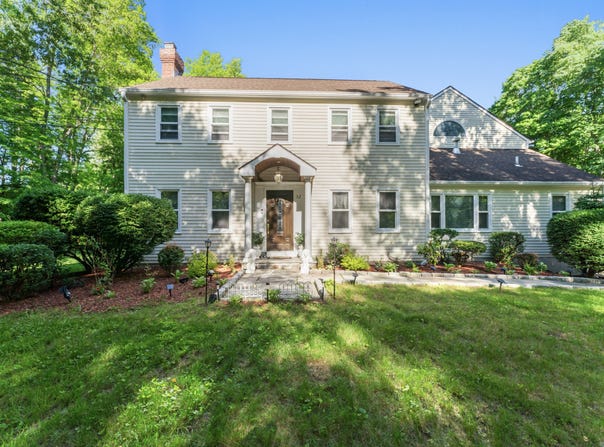 32 Echo Valley Road, Newtown, CT 06470