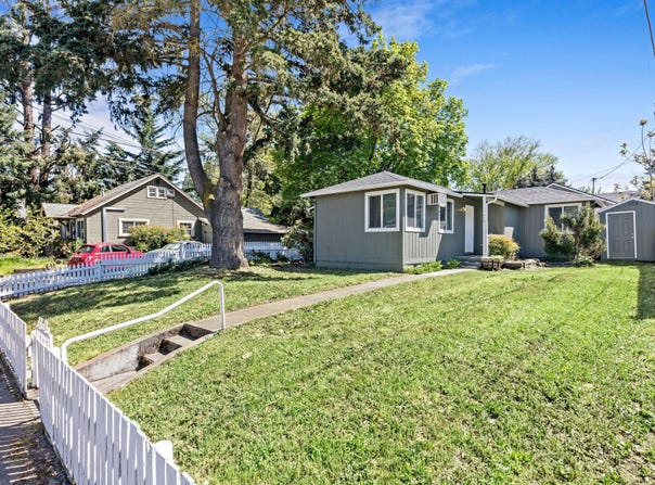 858 E 9th Street, Medford, OR 97504
