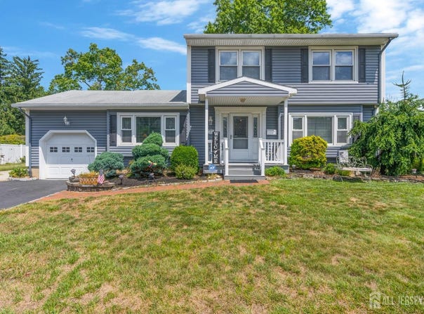 32 Dogwood Drive, Middlesex, NJ 08846