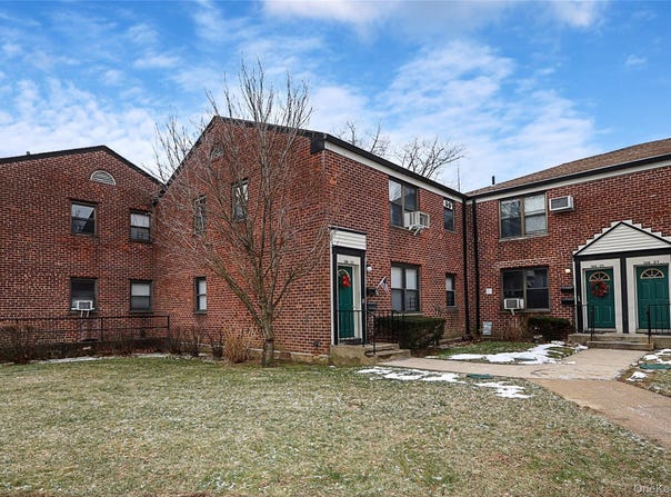 196-23 73rd Ave, Fresh Meadows, NY 11365
