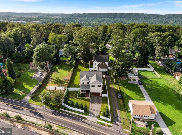 107 W CENTRAL AVENUE, PAOLI, PA 19301