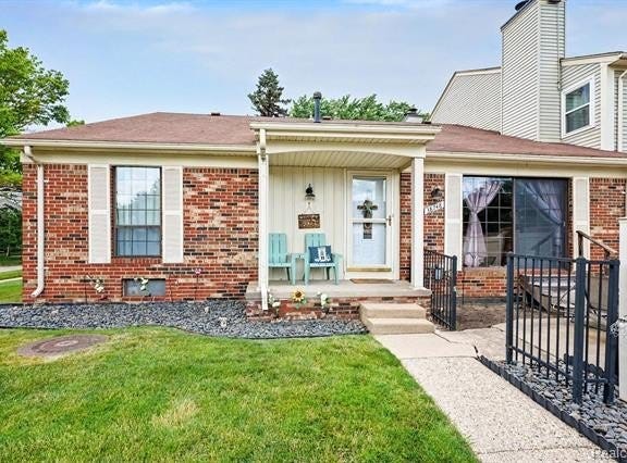 38748 Golfview Drive E, Clinton Twp, MI 48038
