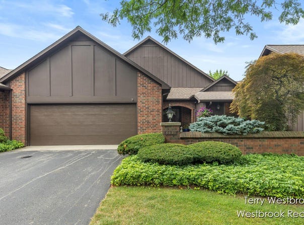 6051 N Gatehouse Drive SE, Grand Rapids, MI 49546