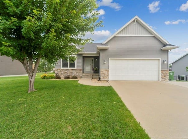 1425 Hummingbird Circle, Waterloo, IA 50702